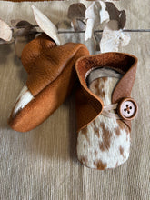 Load image into Gallery viewer, 11cm Button Bootie - Tan Leather & Cowhide