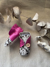 Load image into Gallery viewer, 13cm Button Bootie - Fuchsia Leather &amp; Splatter Painted Cowhide
