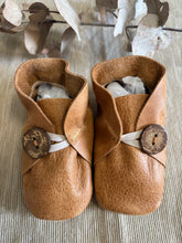 Load image into Gallery viewer, 11cm Button Bootie - Light Tan Leather

