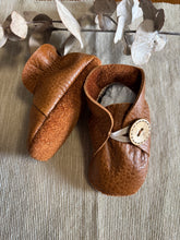 Load image into Gallery viewer, 10cm Button Bootie - Tan Leather
